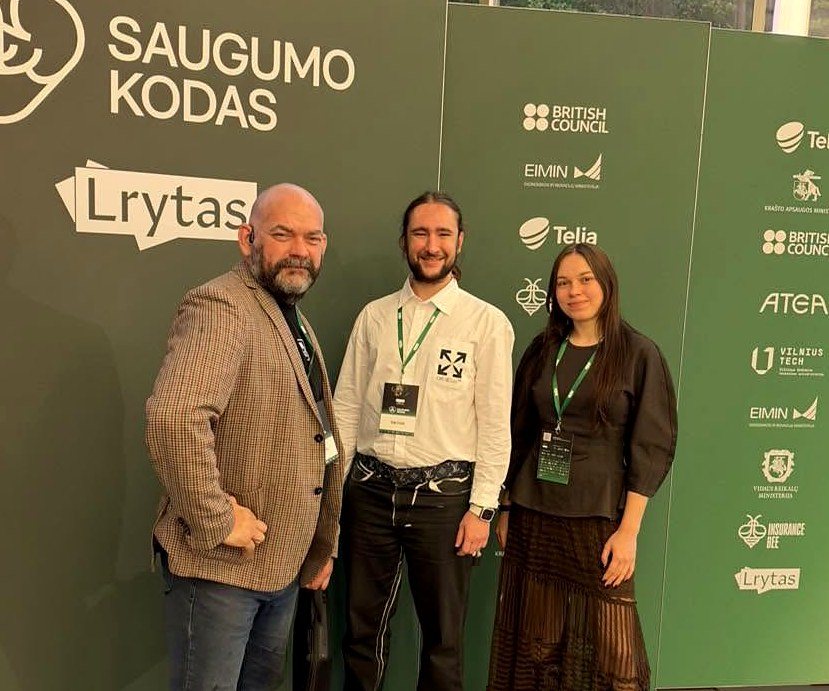 Mantas Karmaza and the MDigital team with a partner at the Saugumo kodas 2026 conference